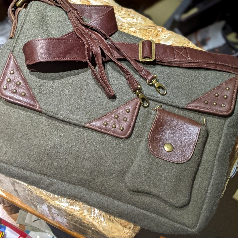 Recycled Mat NWT Heart Messenger BagMade from